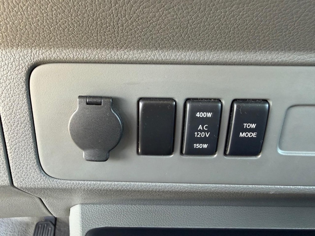 Nissan NV3500 Vehicle Full-screen Gallery Image 34
