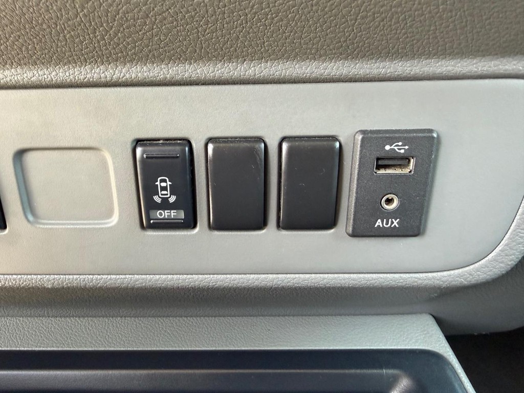 Nissan NV3500 Vehicle Full-screen Gallery Image 35
