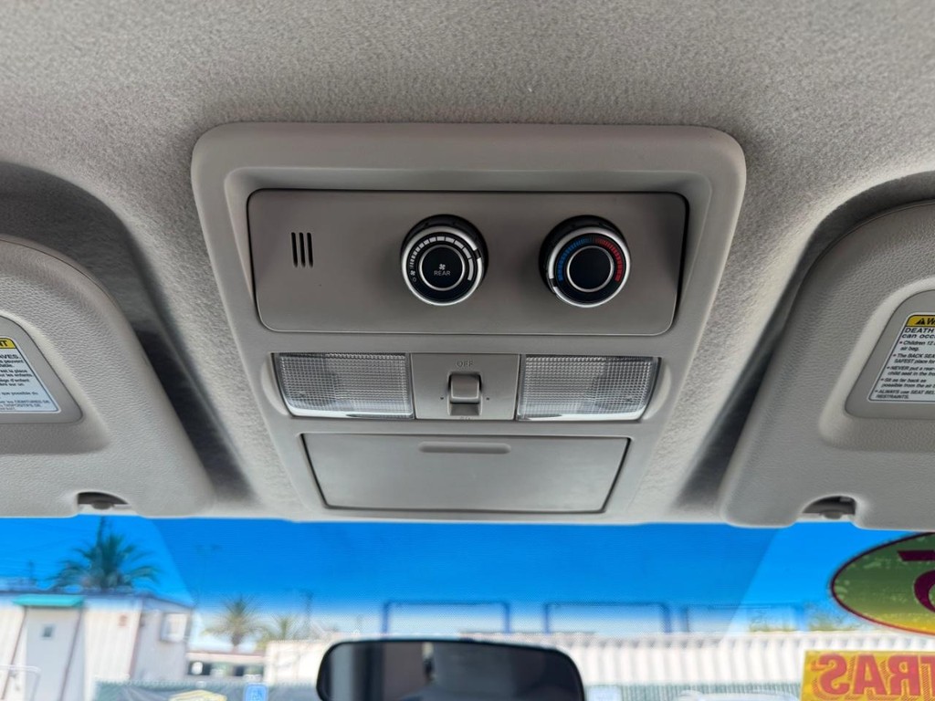 Nissan NV3500 Vehicle Full-screen Gallery Image 36
