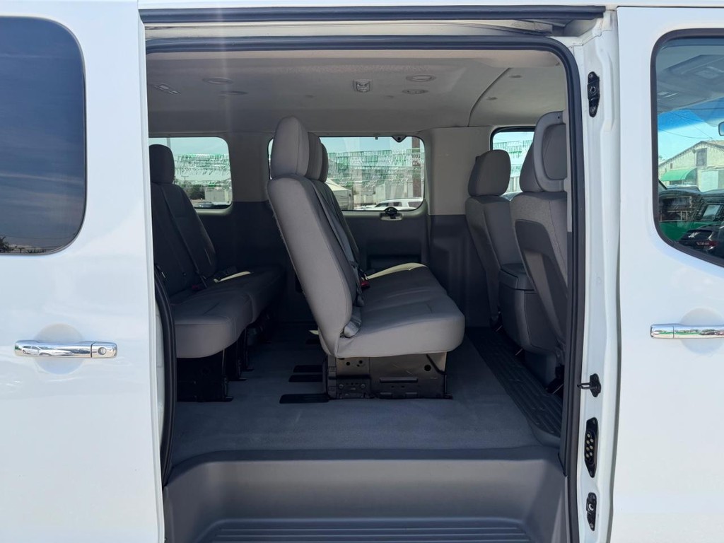 Nissan NV3500 Vehicle Full-screen Gallery Image 37