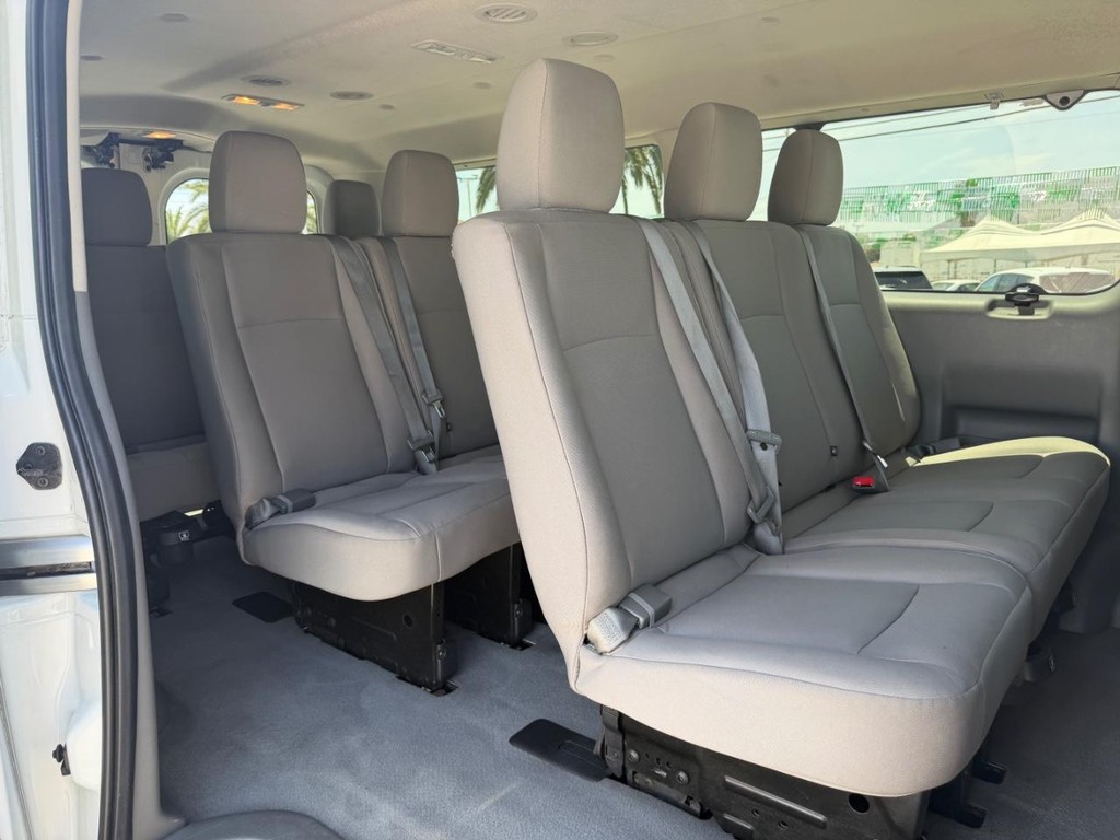 Nissan NV3500 Vehicle Full-screen Gallery Image 38