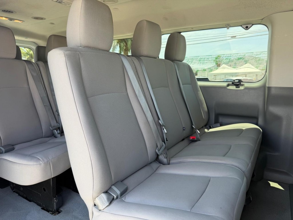 Nissan NV3500 Vehicle Full-screen Gallery Image 39