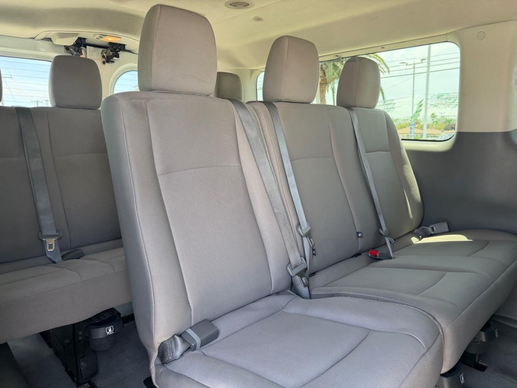 Nissan NV3500 Vehicle Full-screen Gallery Image 40