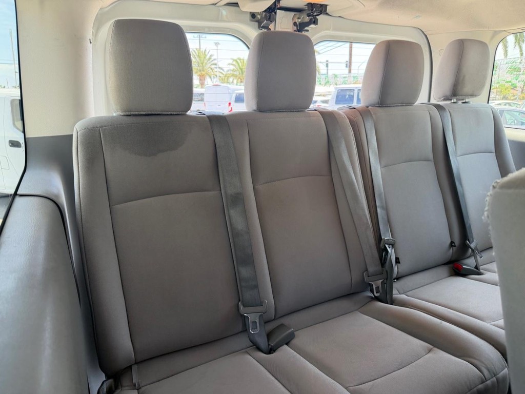 Nissan NV3500 Vehicle Full-screen Gallery Image 41