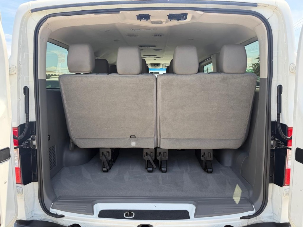Nissan NV3500 Vehicle Full-screen Gallery Image 46