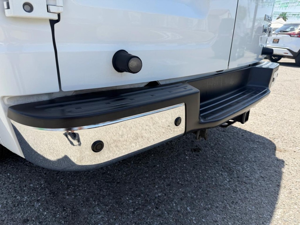 Nissan NV3500 Vehicle Full-screen Gallery Image 47