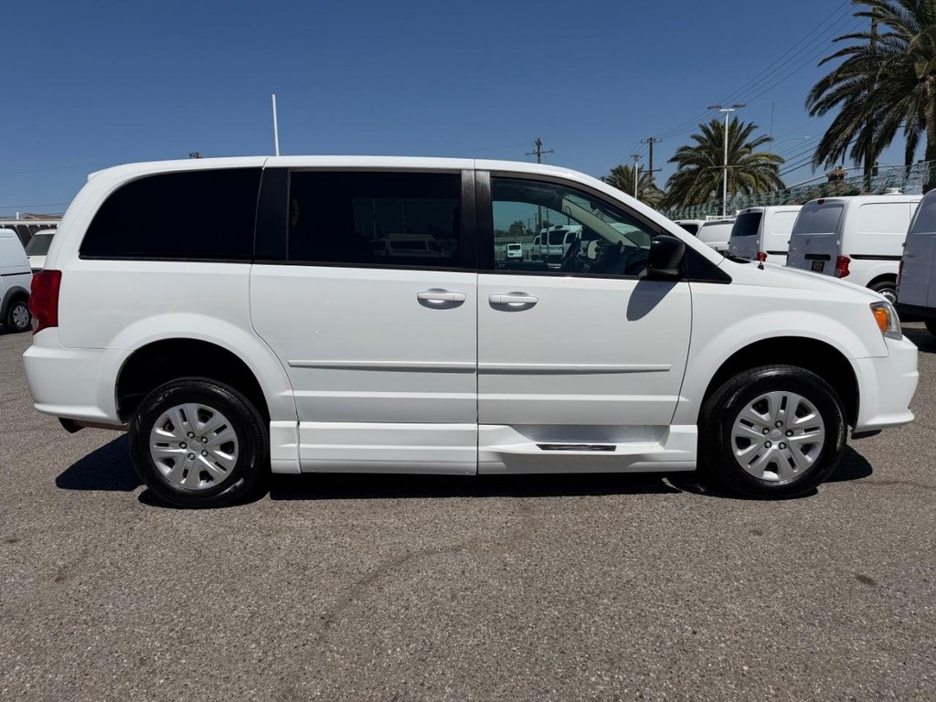 Dodge Grand Caravan Vehicle Full-screen Gallery Image 09