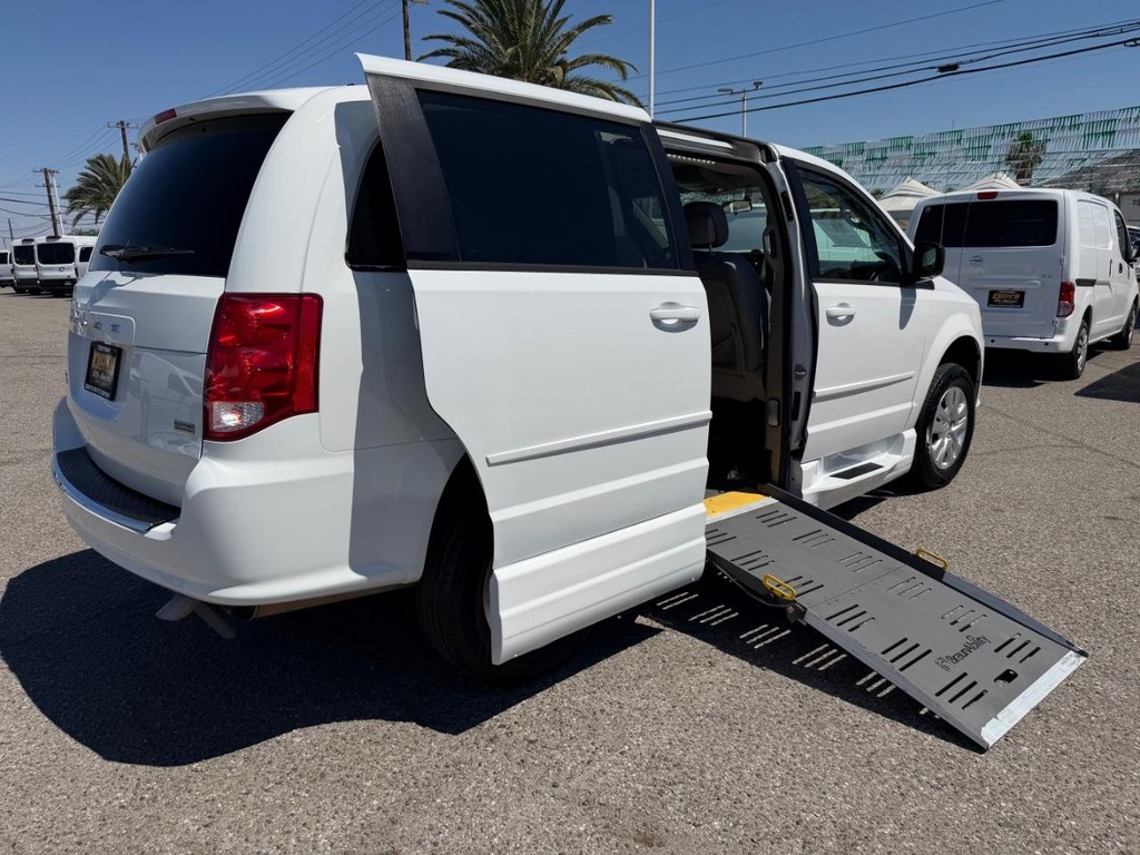 Dodge Grand Caravan Vehicle Full-screen Gallery Image 11