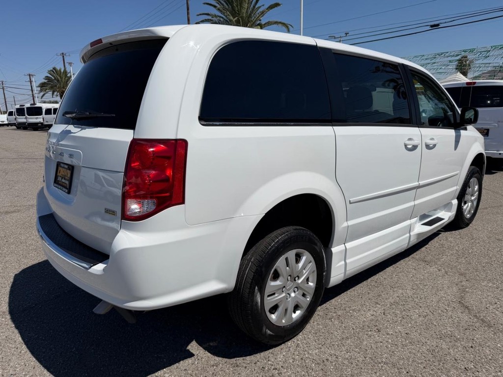 Dodge Grand Caravan Vehicle Full-screen Gallery Image 12
