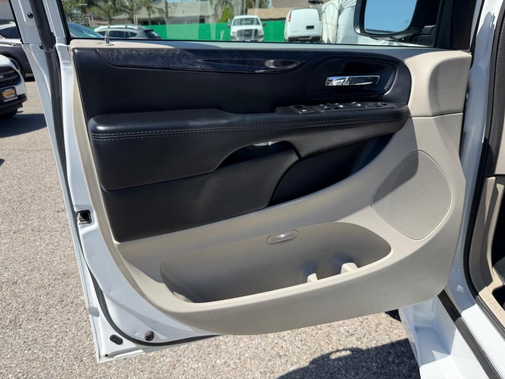 Dodge Grand Caravan Vehicle Full-screen Gallery Image 19