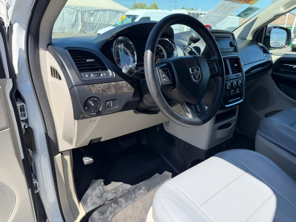 Dodge Grand Caravan Vehicle Full-screen Gallery Image 20