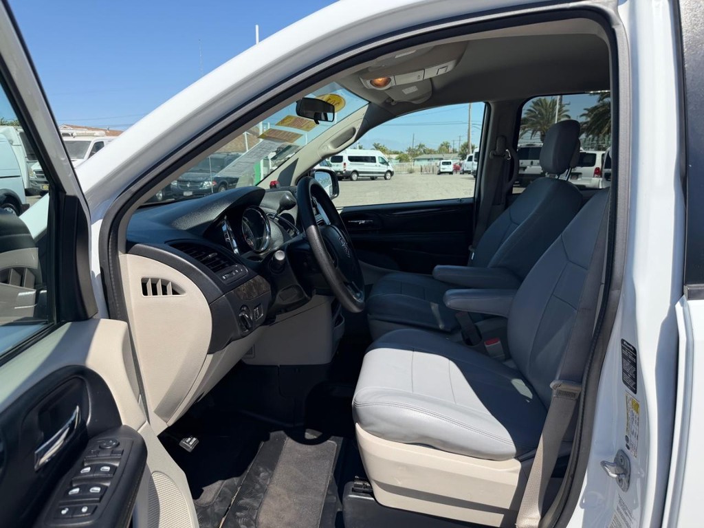 Dodge Grand Caravan Vehicle Full-screen Gallery Image 21