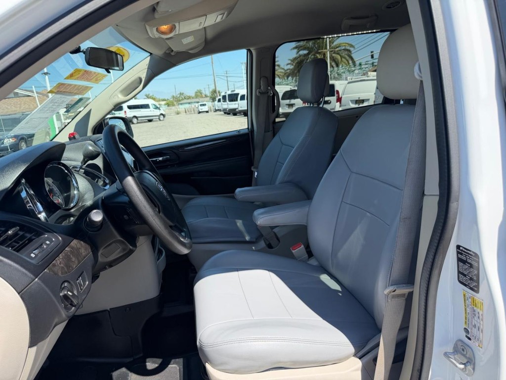 Dodge Grand Caravan Vehicle Full-screen Gallery Image 22