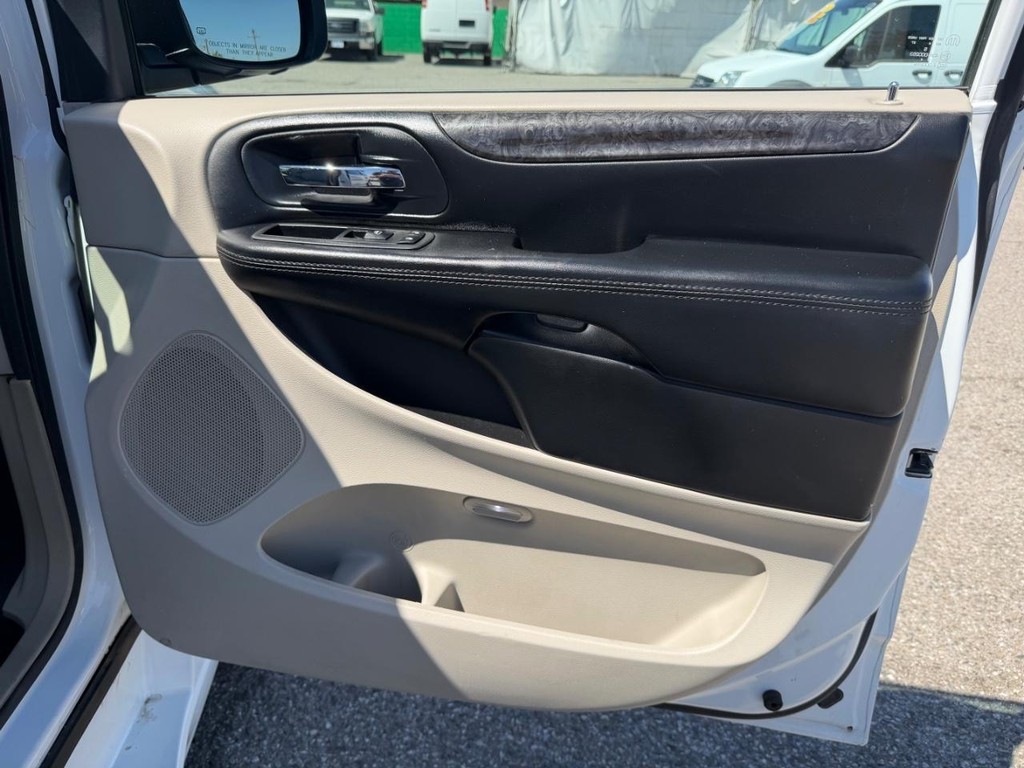 Dodge Grand Caravan Vehicle Full-screen Gallery Image 23
