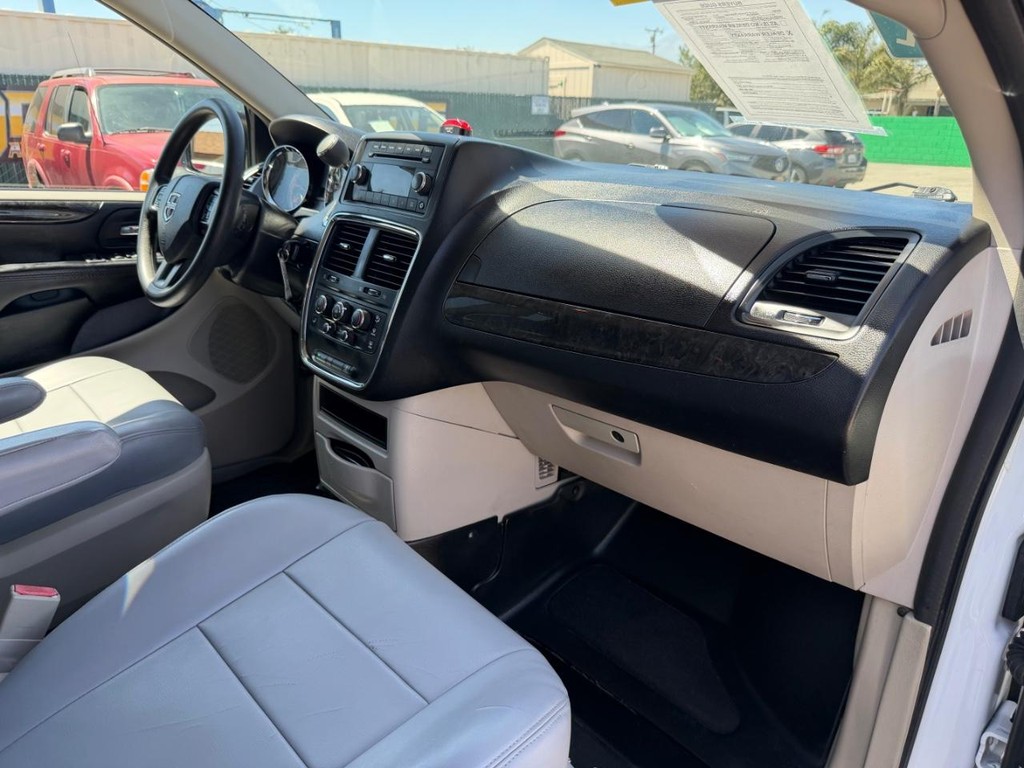 Dodge Grand Caravan Vehicle Full-screen Gallery Image 24