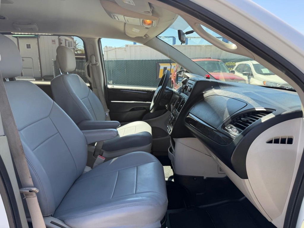 Dodge Grand Caravan Vehicle Full-screen Gallery Image 25