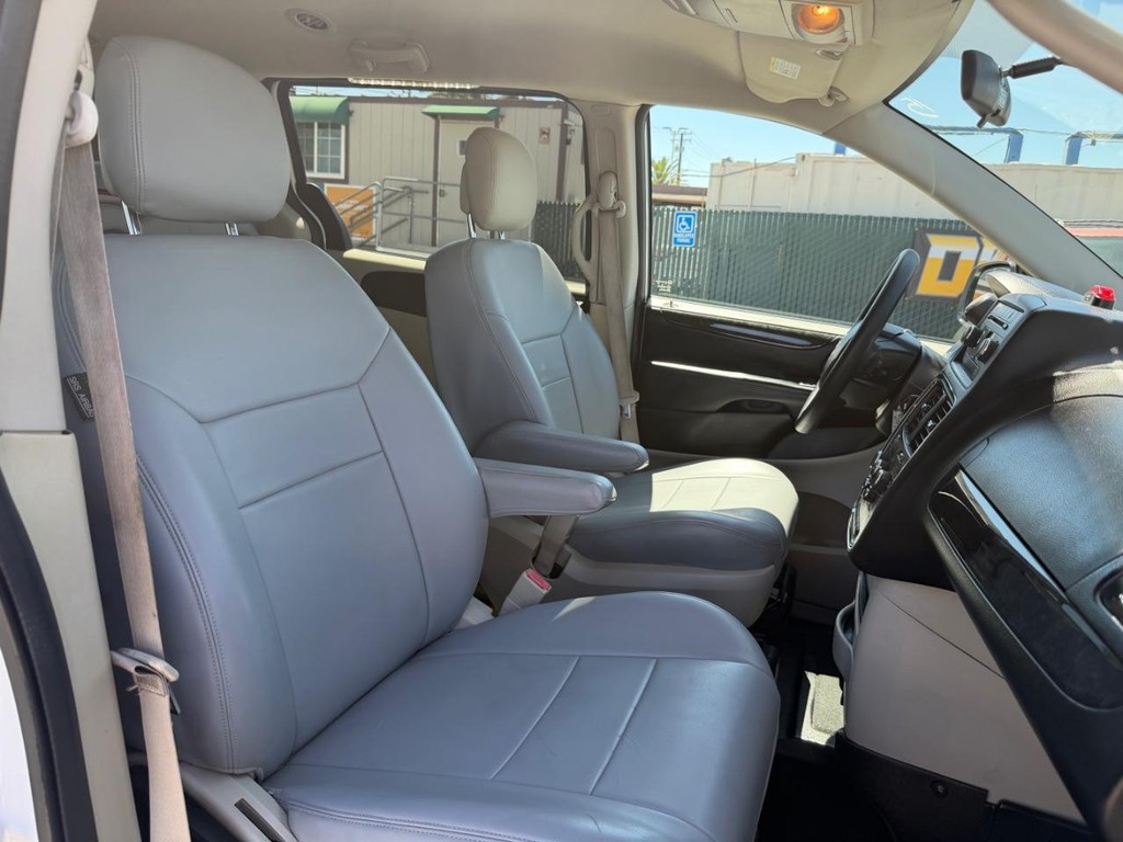 Dodge Grand Caravan Vehicle Full-screen Gallery Image 26