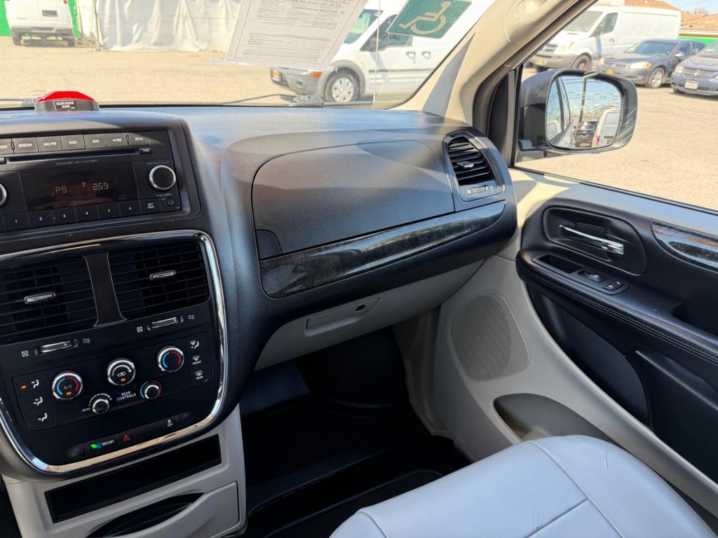 Dodge Grand Caravan Vehicle Full-screen Gallery Image 30