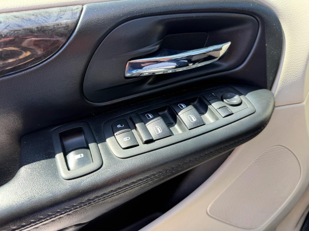 Dodge Grand Caravan Vehicle Full-screen Gallery Image 35