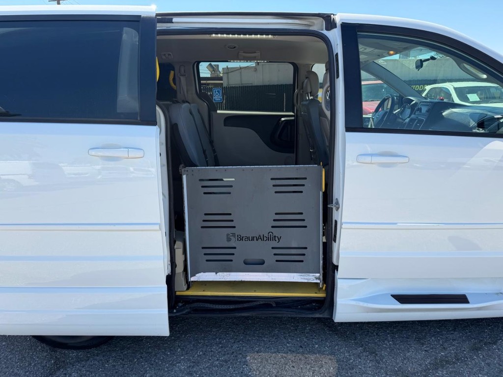 Dodge Grand Caravan Vehicle Full-screen Gallery Image 38