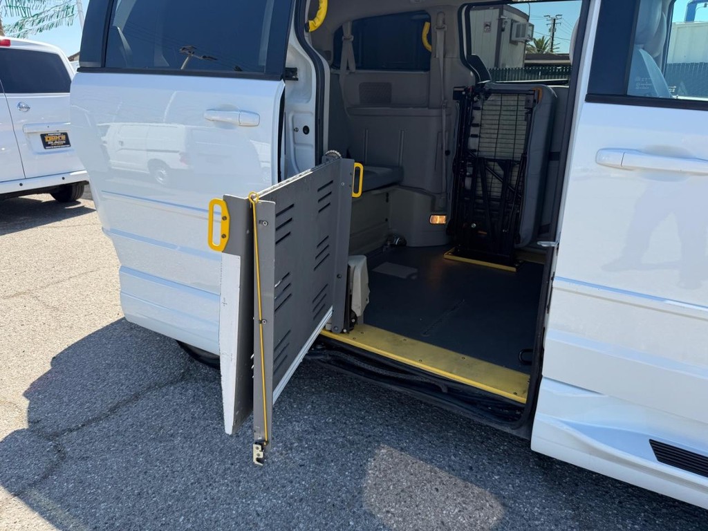 Dodge Grand Caravan Vehicle Full-screen Gallery Image 40