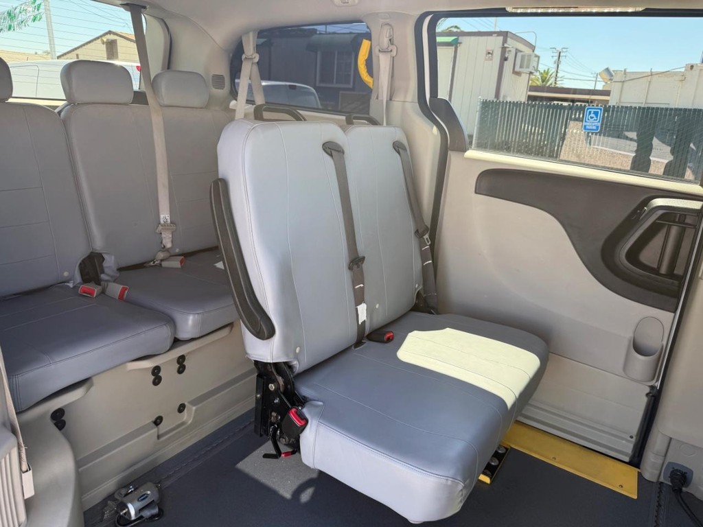 Dodge Grand Caravan Vehicle Full-screen Gallery Image 41
