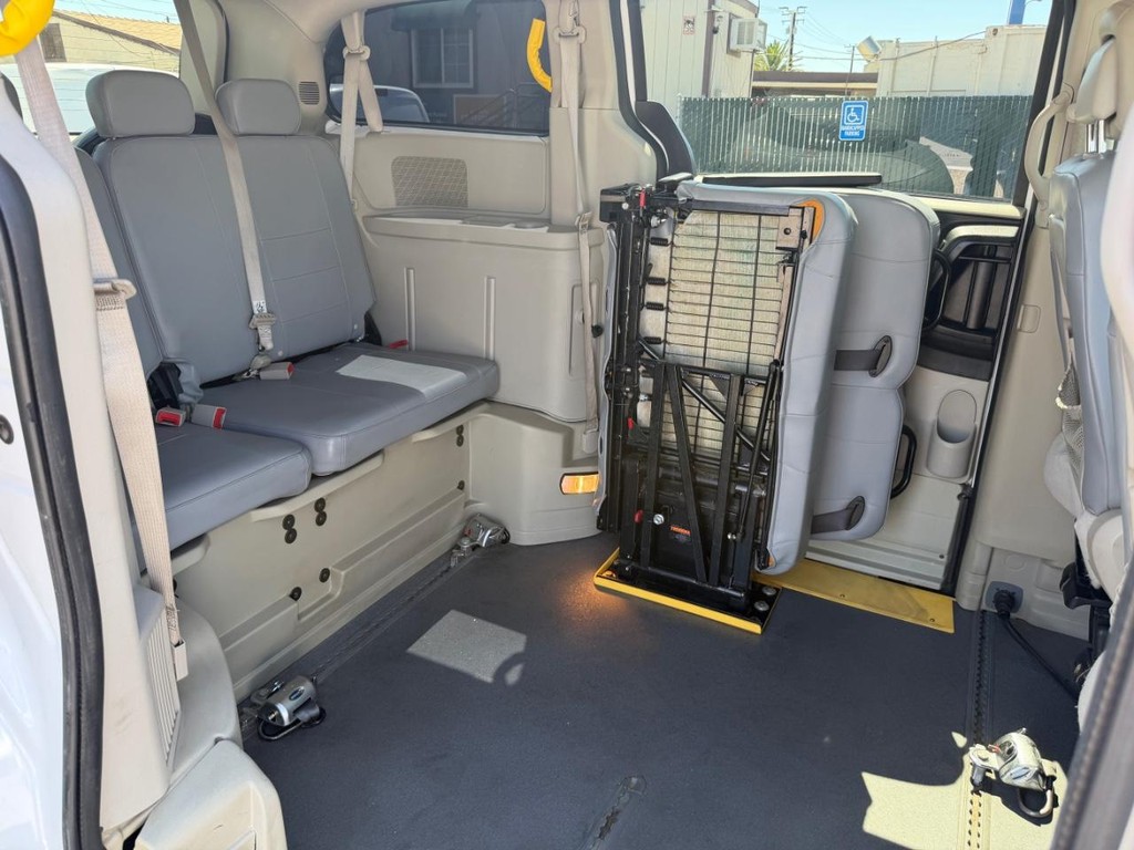 Dodge Grand Caravan Vehicle Full-screen Gallery Image 45