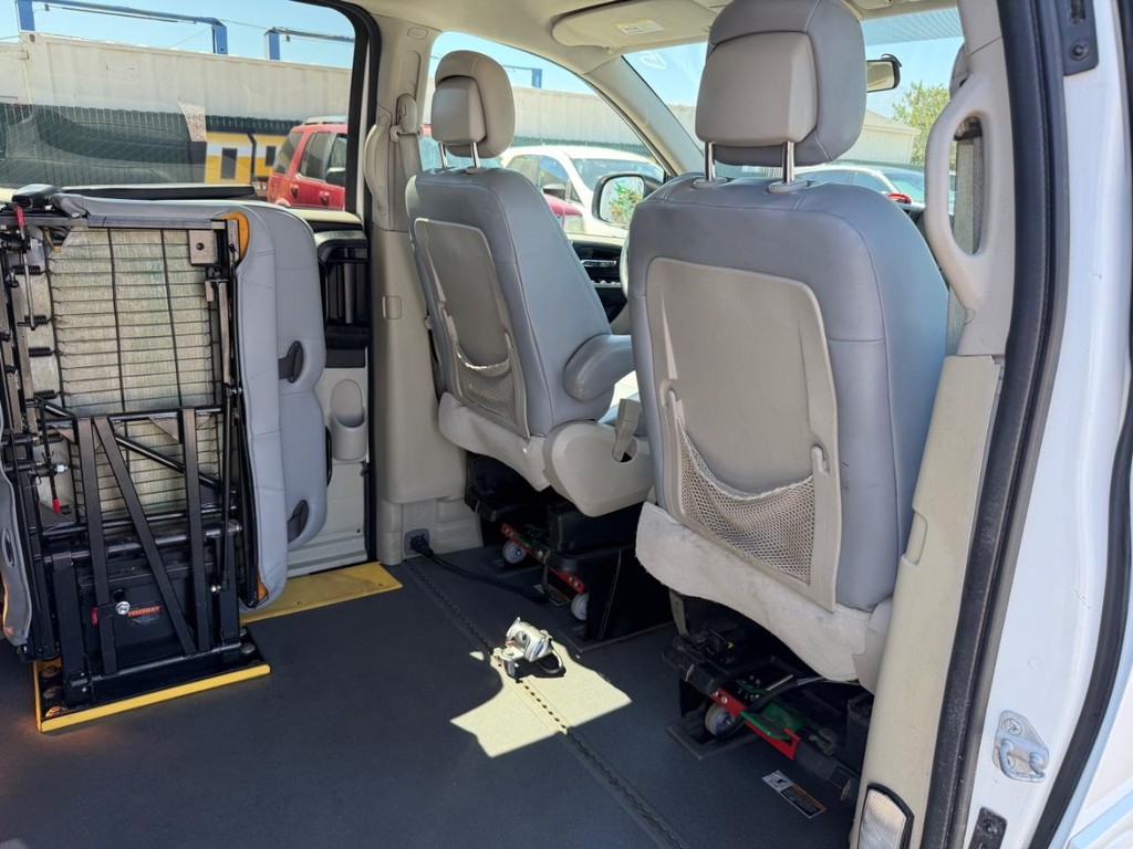 Dodge Grand Caravan Vehicle Full-screen Gallery Image 46