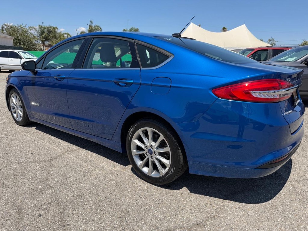 Ford Fusion Vehicle Full-screen Gallery Image 09