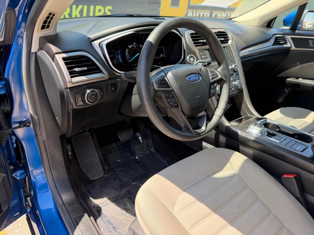 Ford Fusion Vehicle Full-screen Gallery Image 15