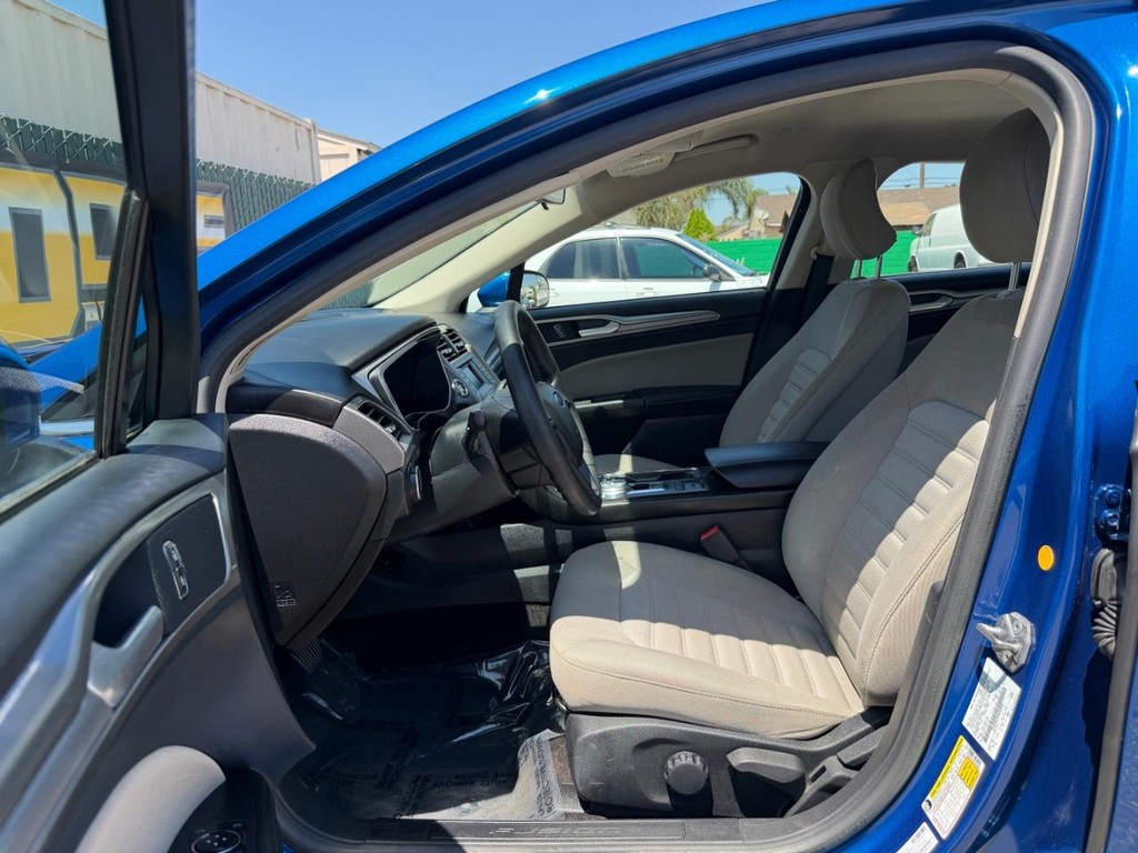Ford Fusion Vehicle Full-screen Gallery Image 16