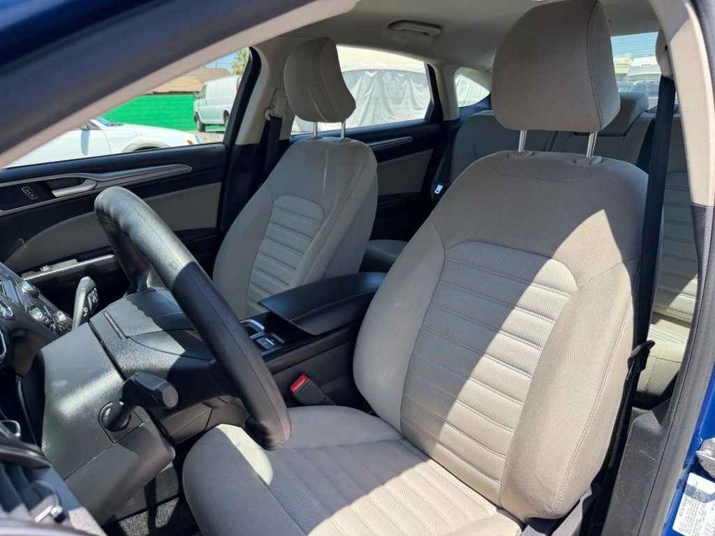 Ford Fusion Vehicle Full-screen Gallery Image 17