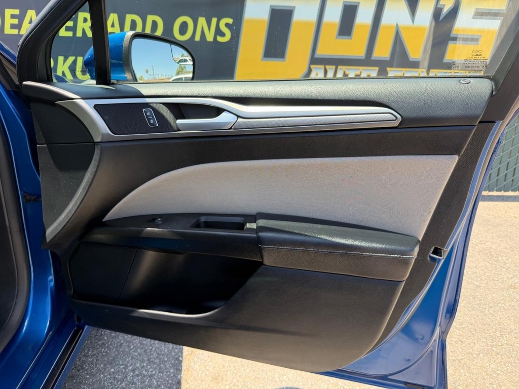Ford Fusion Vehicle Full-screen Gallery Image 18