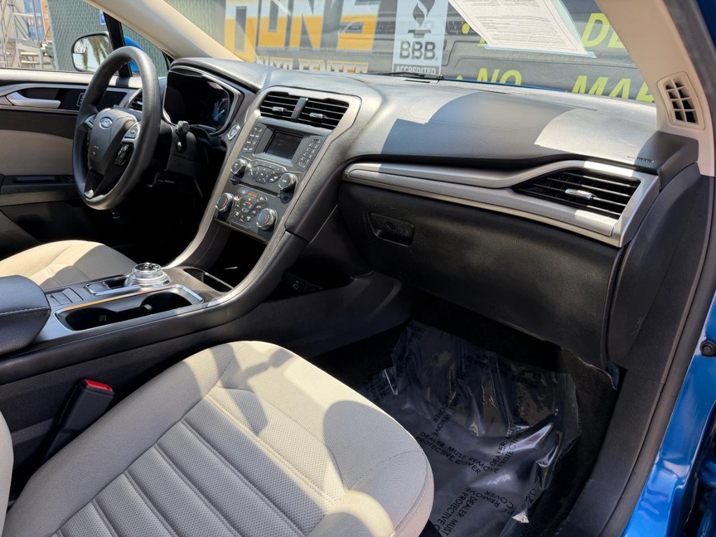 Ford Fusion Vehicle Full-screen Gallery Image 19