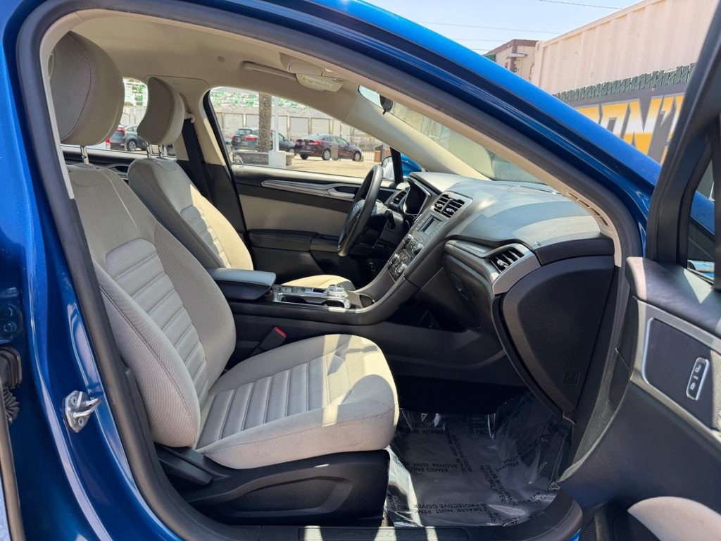Ford Fusion Vehicle Full-screen Gallery Image 20