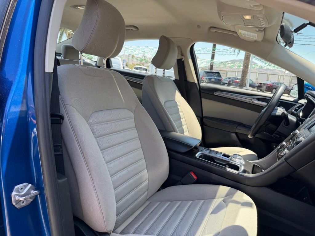 Ford Fusion Vehicle Full-screen Gallery Image 21