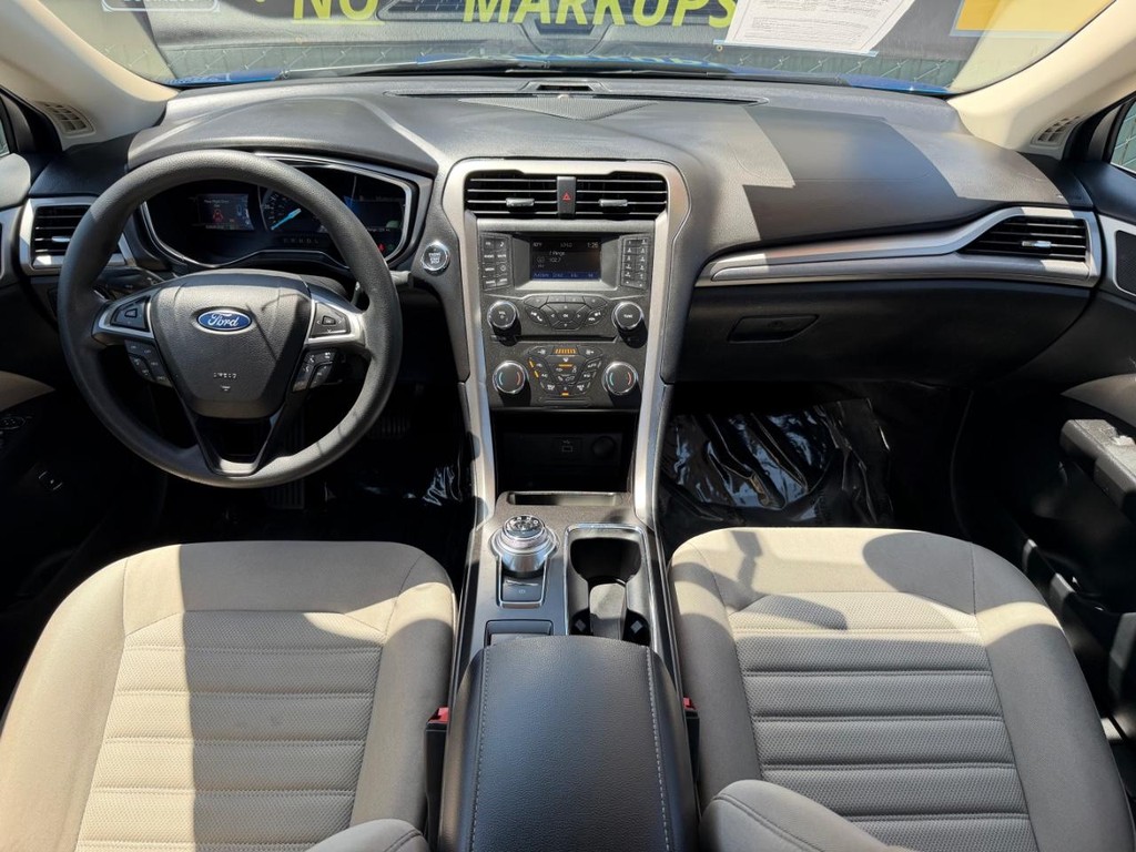 Ford Fusion Vehicle Full-screen Gallery Image 22