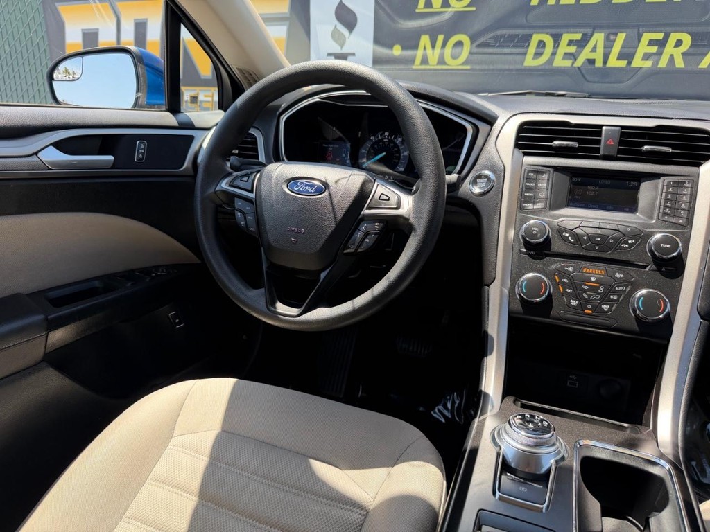Ford Fusion Vehicle Full-screen Gallery Image 23