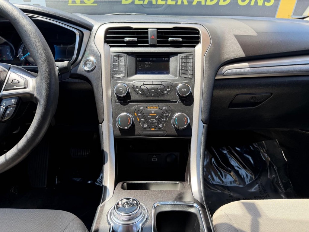 Ford Fusion Vehicle Full-screen Gallery Image 24