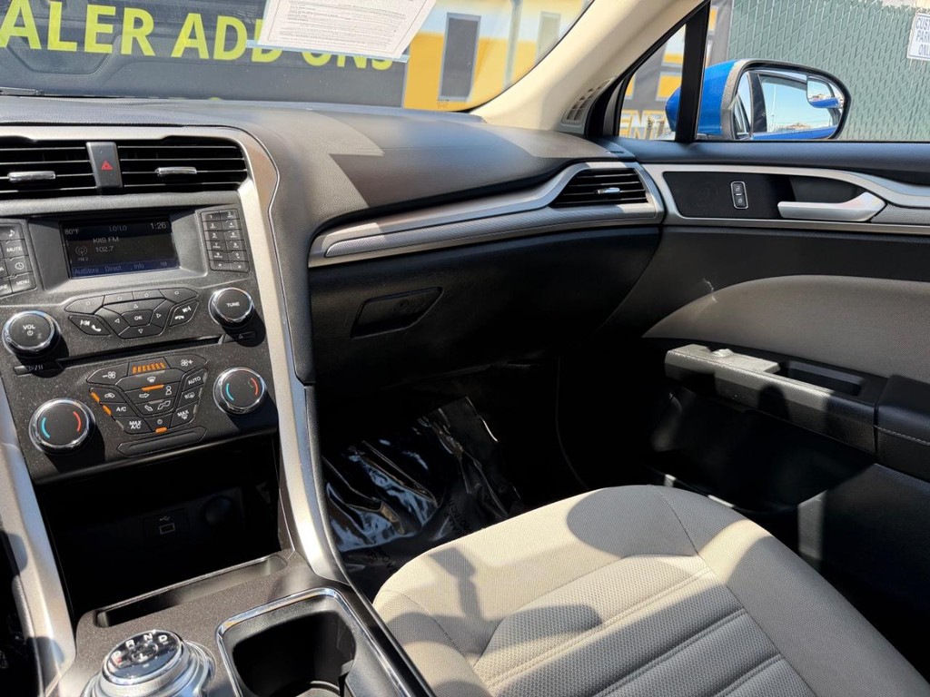Ford Fusion Vehicle Full-screen Gallery Image 25