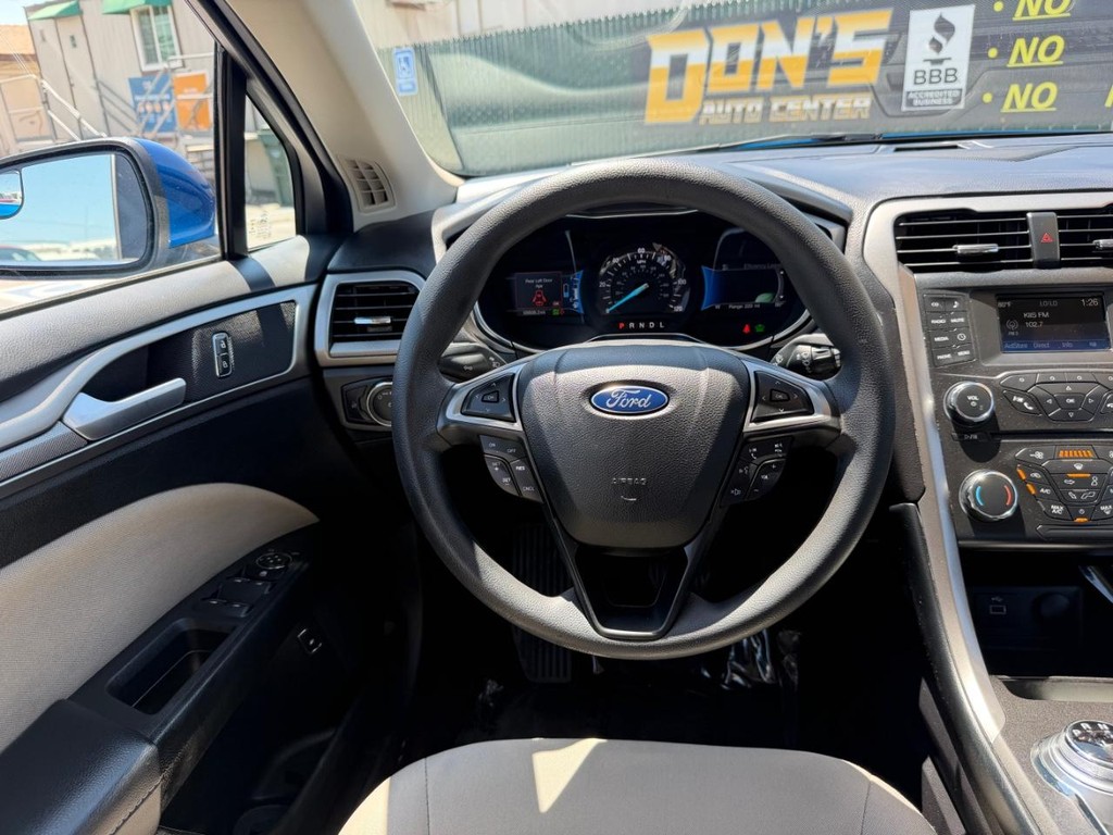Ford Fusion Vehicle Full-screen Gallery Image 26