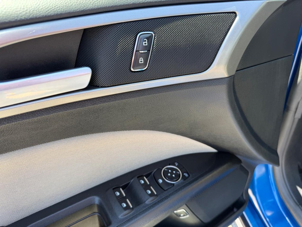 Ford Fusion Vehicle Full-screen Gallery Image 30