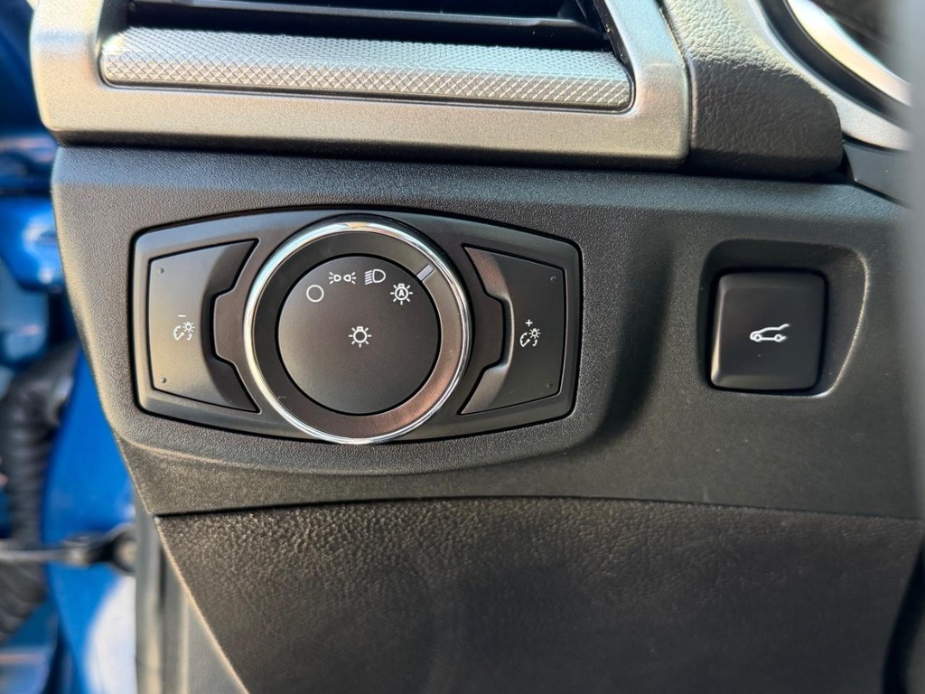 Ford Fusion Vehicle Full-screen Gallery Image 31