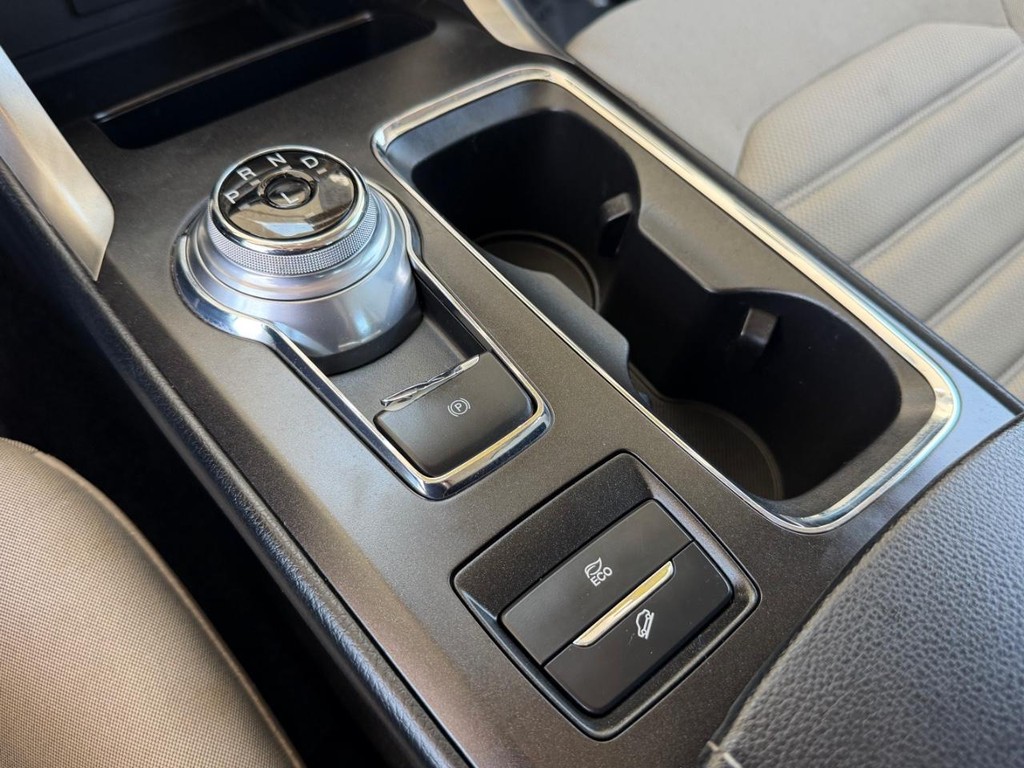 Ford Fusion Vehicle Full-screen Gallery Image 33