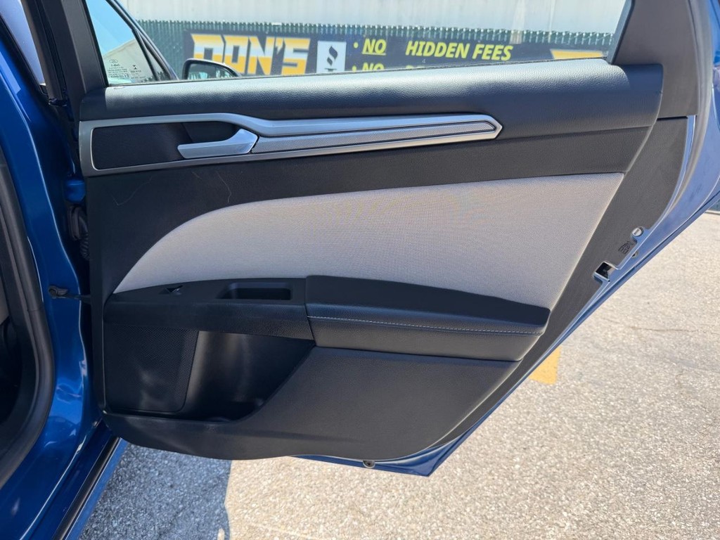 Ford Fusion Vehicle Full-screen Gallery Image 34