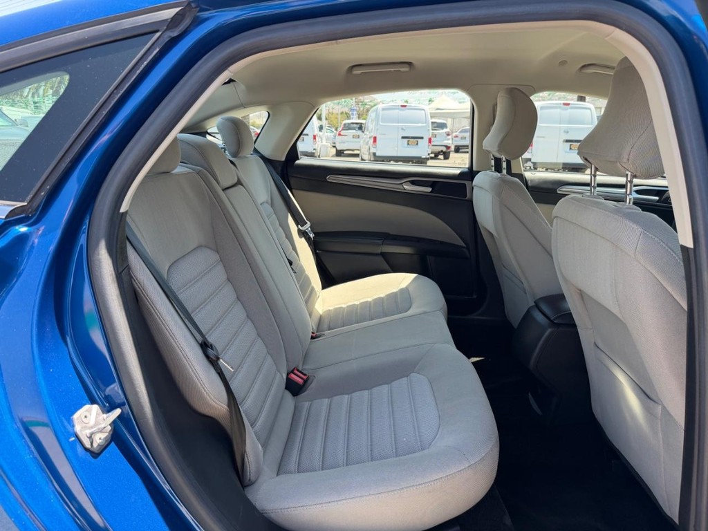 Ford Fusion Vehicle Full-screen Gallery Image 35