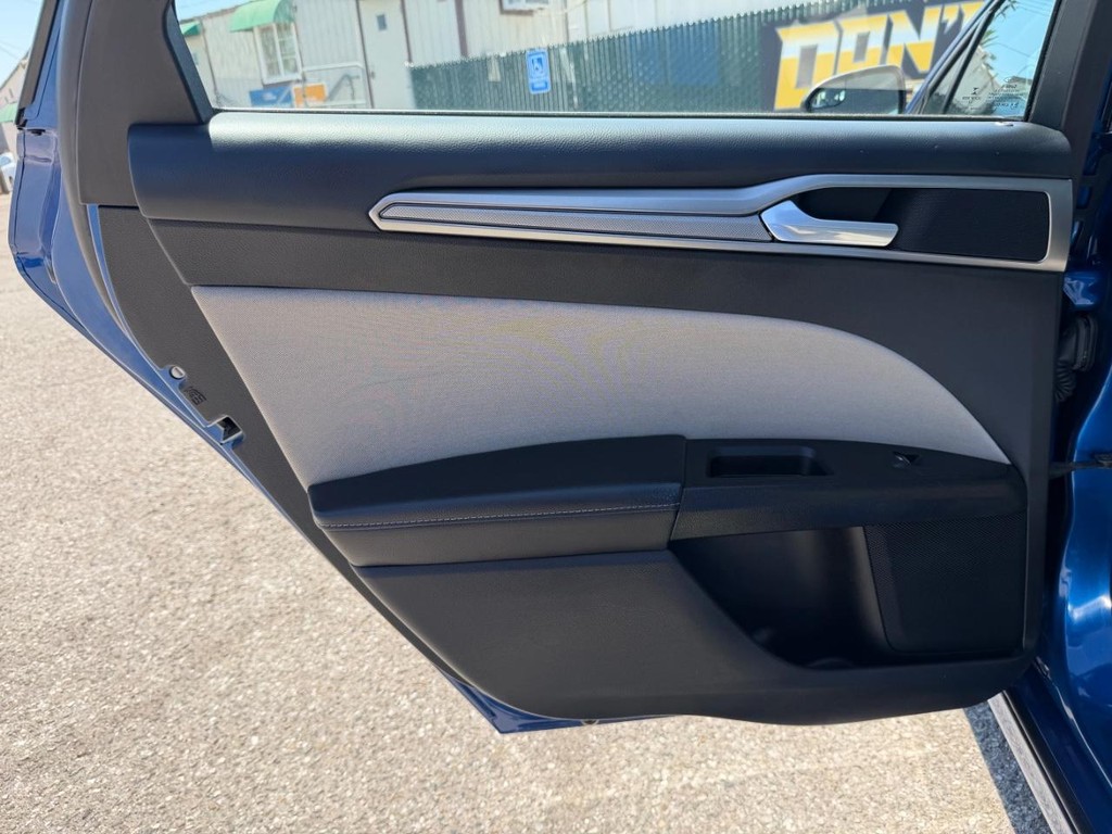 Ford Fusion Vehicle Full-screen Gallery Image 36