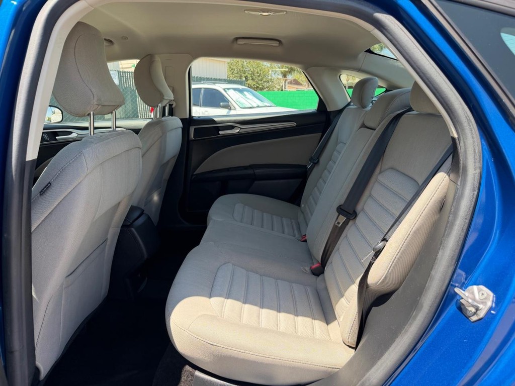 Ford Fusion Vehicle Full-screen Gallery Image 37