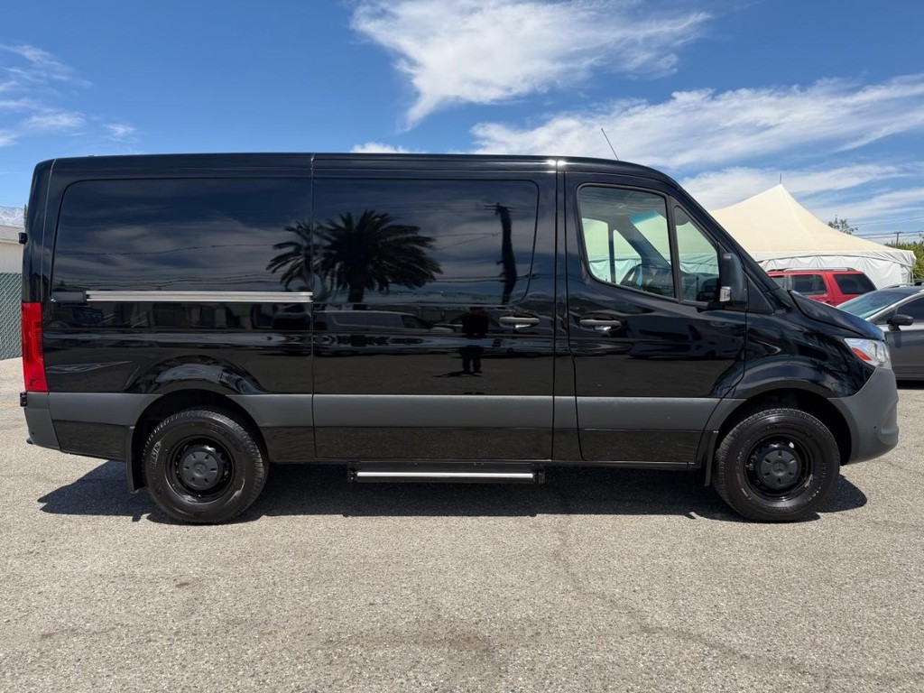 Mercedes-Benz Sprinter Vehicle Full-screen Gallery Image 06