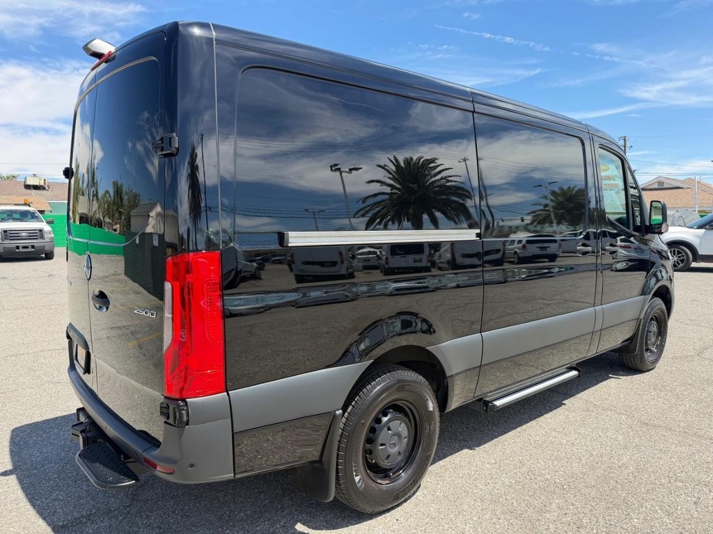 Mercedes-Benz Sprinter Vehicle Full-screen Gallery Image 07